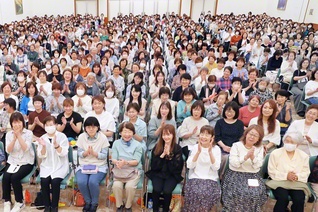 徳島総県の女性部大会。池田華陽会の有志がダンスで会場を盛り上げた（17日、徳島文化会館で）