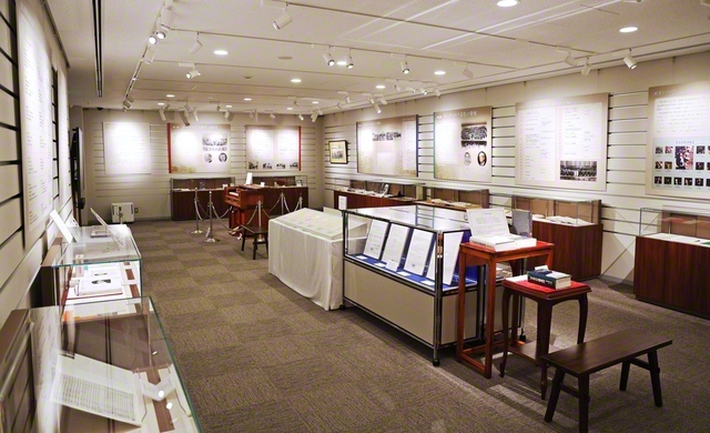 日本のオーケストラ100年の歩みを伝える貴重な資料が並ぶ企画展（民音音楽博物館で）