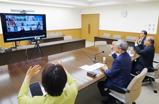 オセアニア最高協議会で、各国のリーダー21人が原田会長、谷川SGI理事長らとさらなる飛躍を誓った（東京・新宿区の学会本部第2別館で）
