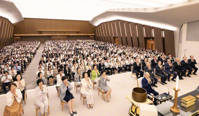 広宣流布大誓堂で行われた「創価学会常住御本尊記念日」の意義をとどめた勤行会。心一つに世界広布への祈りをささげ、異体同心の前進を誓い合った