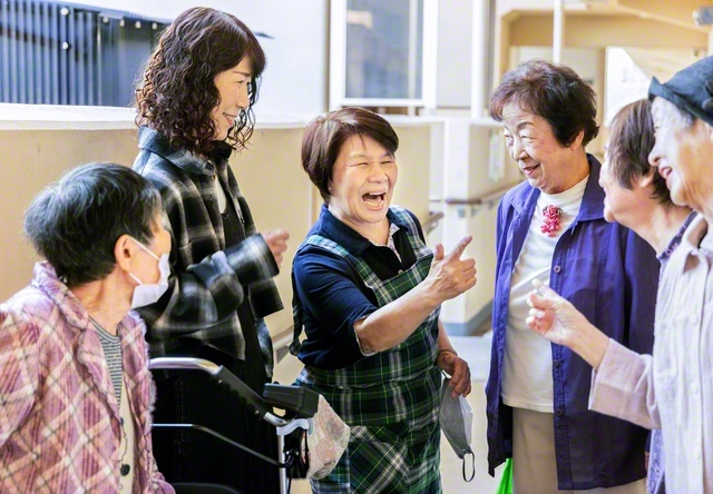 「この人ら、しゃべり出したら止まらんねん」と、上村さん（左から3人目）はご近所さんたちについて語るが、それはお互い様じゃありません？
