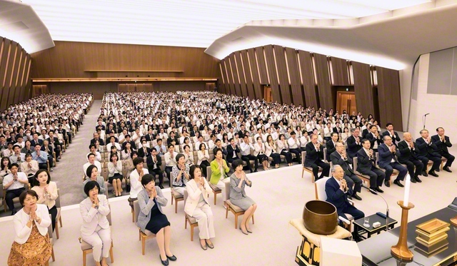 広宣流布大誓堂で行われた「創価学会常住御本尊記念日」の意義をとどめた勤行会。心一つに世界広布への祈りをささげ、異体同心の前進を誓い合った