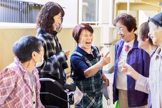 「この人ら、しゃべり出したら止まらんねん」と、上村さん（左から3人目）はご近所さんたちについて語るが、それはお互い様じゃありません？