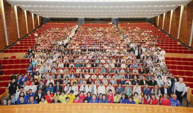 各地から集い合った在学生と卒業生らが記念のカメラに（同）