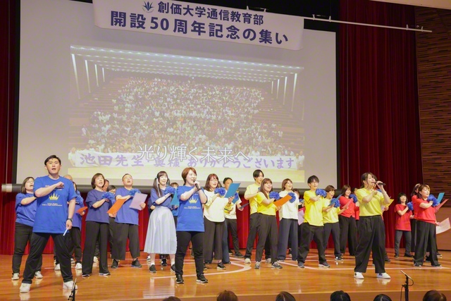 光り輝く希望の未来へ！――在学生の有志が年齢、職業などの垣根を越えて心一つに爽やかな歌声を奏でた（同）