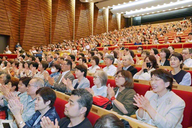 「学光王者」の誇りを抱き、人間教育の大道を歩む通教生と同窓の友が開設50周年を祝福（17日、創大・ディスカバリーホールで）
