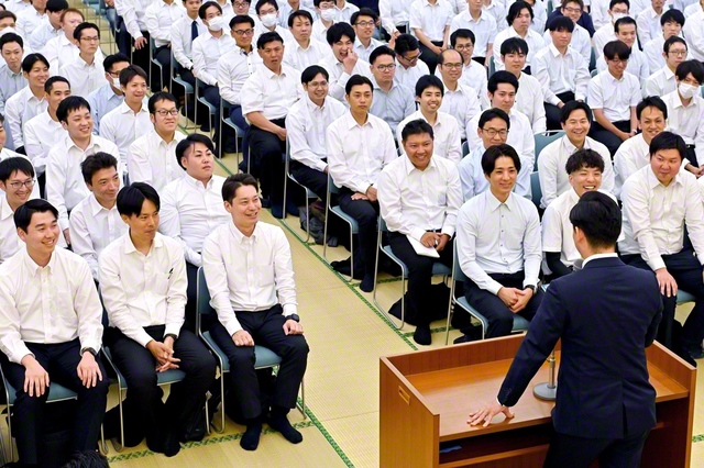 総静岡男子部の集い。片瀬陽介さん、小宮山福太郎さんが活動報告した（静岡葵文化会館で）