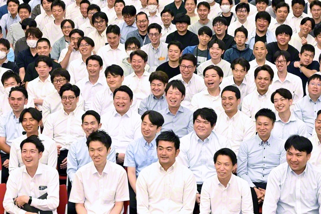 総神奈川男子部の部長会では、桑田浩司さん、山田準さんが決意を語った（神奈川池田記念講堂で）