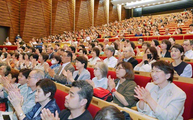 「学光王者」の誇りを抱き、人間教育の大道を歩む通教生と同窓の友が開設50周年を祝福（17日、創大・ディスカバリーホールで）
