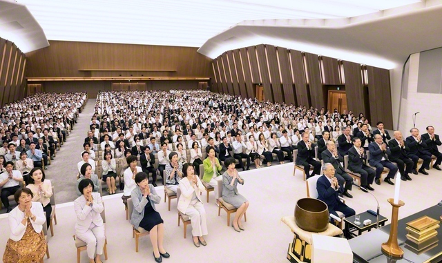 広宣流布大誓堂で行われた「創価学会常住御本尊記念日」の意義をとどめた勤行会。心一つに世界広布への祈りをささげ、異体同心の前進を誓い合った