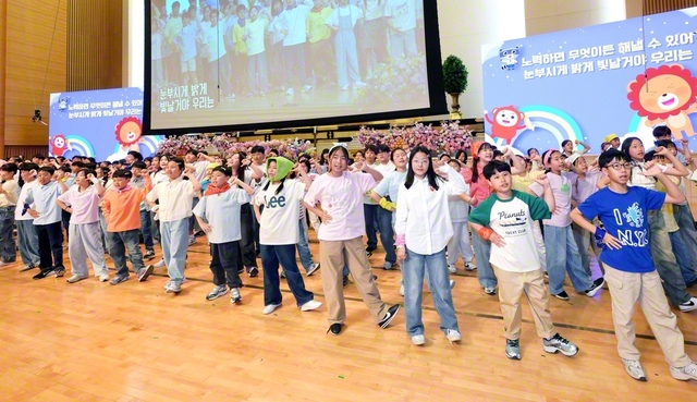 韓国SGIの本部幹部会では、少年少女部の「日の出合唱団」が歌とダンスを披露し、会場を沸かせた（ソウルの池田記念講堂で）
