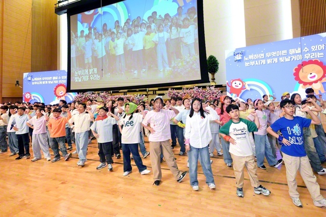 韓国SGIの本部幹部会では、少年少女部の「日の出合唱団」が歌とダンスを披露し、会場を沸かせた