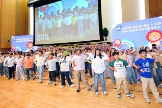 韓国SGIの本部幹部会では、少年少女部の「日の出合唱団」が歌とダンスを披露し、会場を沸かせた