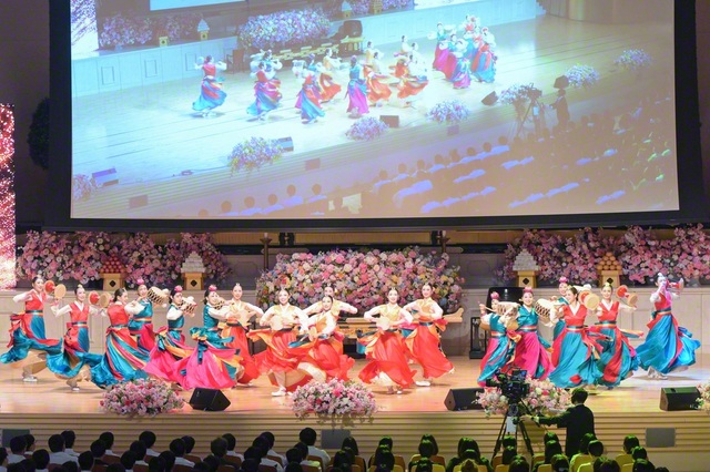 平和芸術団「蓮（ヨン）」が美しい舞踊を披露