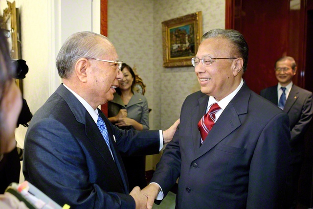 3年ぶりの再会となった池田先生とチョウドリ博士（2006年8月30日、東京牧口記念会館で）
