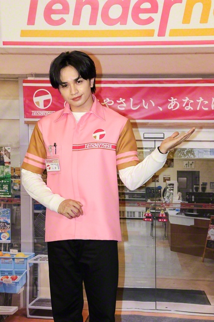 ポーズを決める中島健人