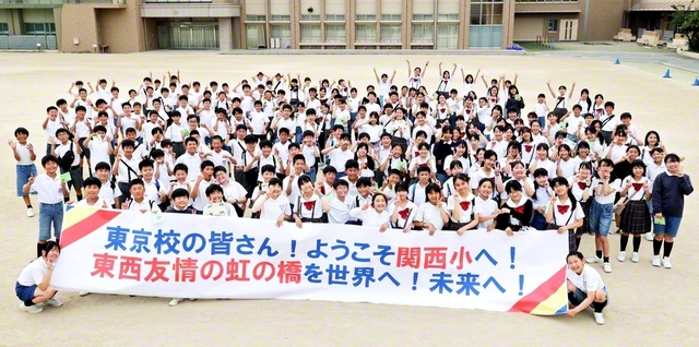 「学び深める関西魂！！　絆で結ぶ勝利の虹！！」とのテーマを掲げ、修学旅行に臨んだ東京創価小学校6年生の児童。関西小の友と記念のカメラに