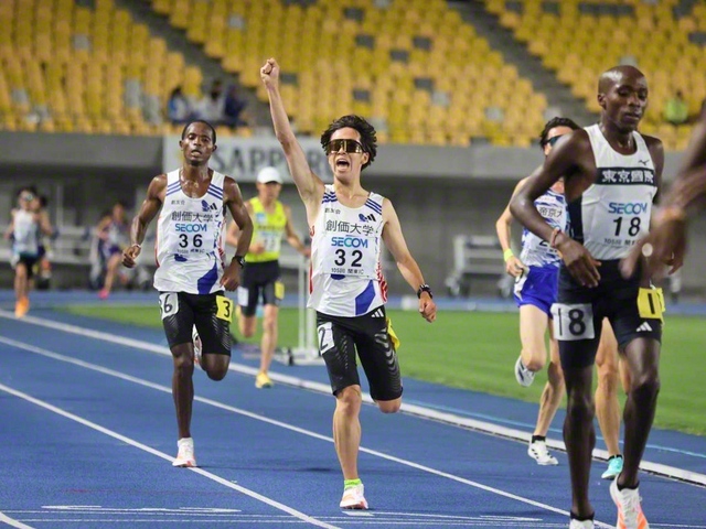 ガッツポーズでゴールする小池選手。ムチーニ選手も続いた（カンセキスタジアムとちぎで）