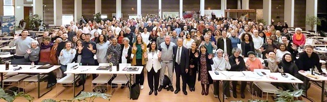 歓喜と決意に満ちたオランダ代表幹部会。生命尊厳の哲理を胸に、社会に励ましの輪を広げゆくことを約し合った（首都アムステルダムのオランダ池田友好平和会館で）