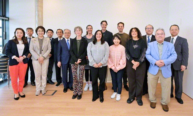 今月10日、フランクフルト池田平和文化会館で、オランダの新任リーダーらが原田会長、谷川SGI理事長、永石同副理事長と誓いのカメラに納まった