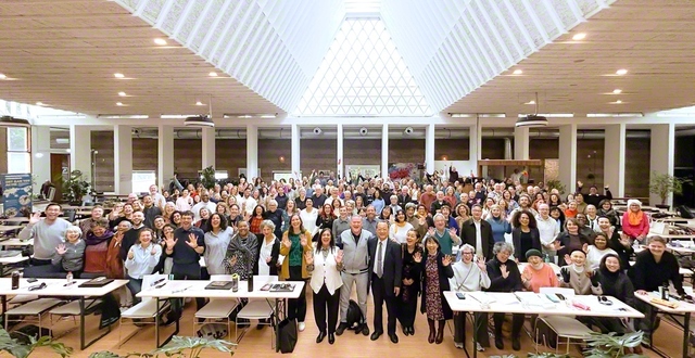歓喜と決意に満ちたオランダ代表幹部会。生命尊厳の哲理を胸に、社会に励ましの輪を広げゆくことを約し合った（首都アムステルダムのオランダ池田友好平和会館で）