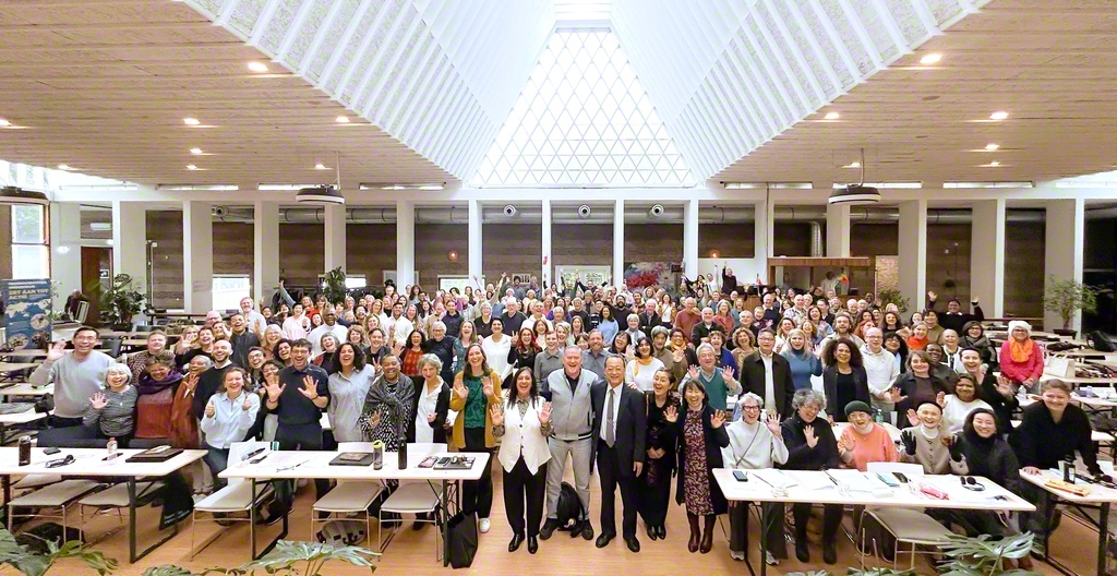 歓喜と決意に満ちたオランダ代表幹部会。生命尊厳の哲理を胸に、社会に励ましの輪を広げゆくことを約し合った（首都アムステルダムのオランダ池田友好平和会館で）