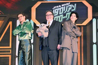 マンダロリアン役のペドロ・パスカル、グローグー、ジョン・ファヴロー監督、日本のスター・ウォーズアンバサダーを務める中島裕翔（左から）
