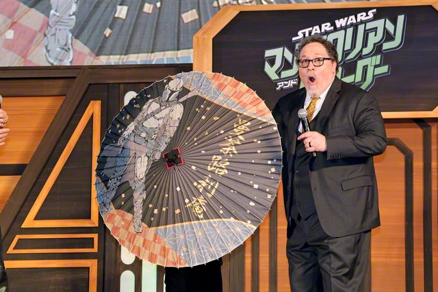 和傘のサプライズプレゼントに驚くファヴロー監督
