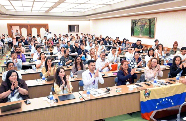 中南米9カ国とインドの青年部研修会。それぞれの国土で人間革命の希望の灯をともしゆくことを誓い合った（戸田記念国際会館で）