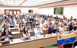 中南米9カ国とインドの青年部研修会。それぞれの国土で人間革命の希望の灯をともしゆくことを誓い合った（戸田記念国際会館で）