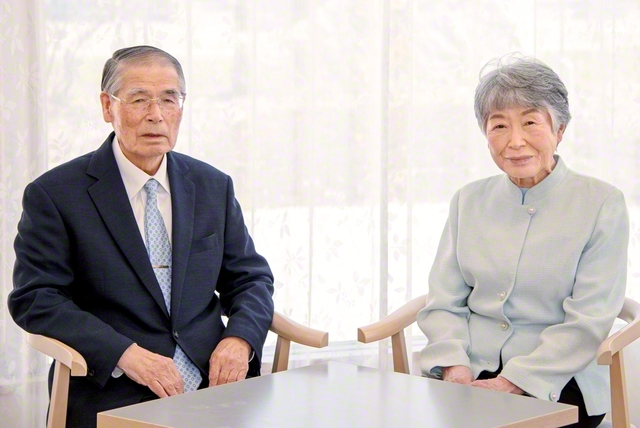 葛西忠恒さん㊧と妻の英子さん