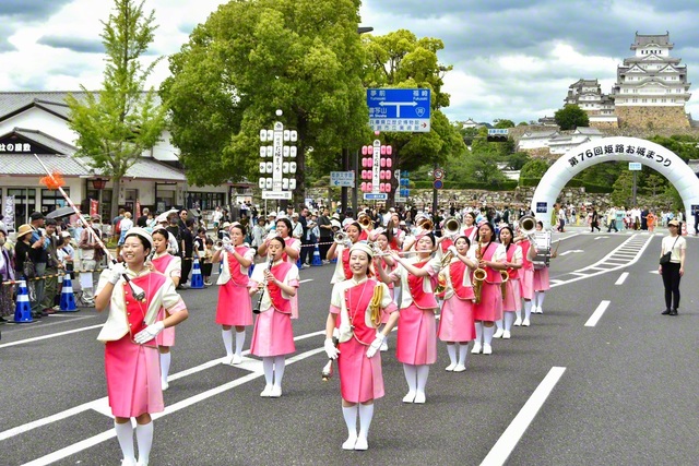 姫路城をバックに行進した兵庫富士鼓笛隊（同）