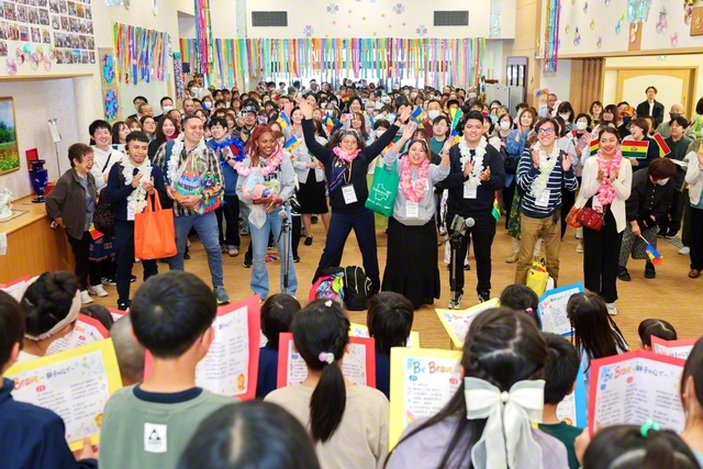 星健太朗さん、斉藤和さんの司会で幕を開けた太平洋総県の交歓会。会館の入り口では日胆吹奏楽団の軽快な音楽に包まれながら、ボリビア、メキシコ、パナマの同志が入場。「地球の反対側から来ると聞いて、精いっぱい練習しました！」という、日胆ソレイユ合唱団と少年少女部の代表が元気な歌声を披露した（苫小牧平和会館で）