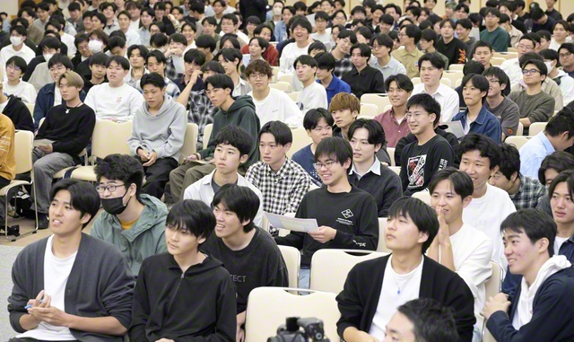 首都圏学生部の新入生歓迎の集い。世界広布を開く先駆の使命を確認し合った（金舞会館で）