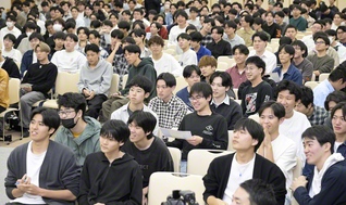 首都圏学生部の新入生歓迎の集い。世界広布を開く先駆の使命を確認し合った（金舞会館で）