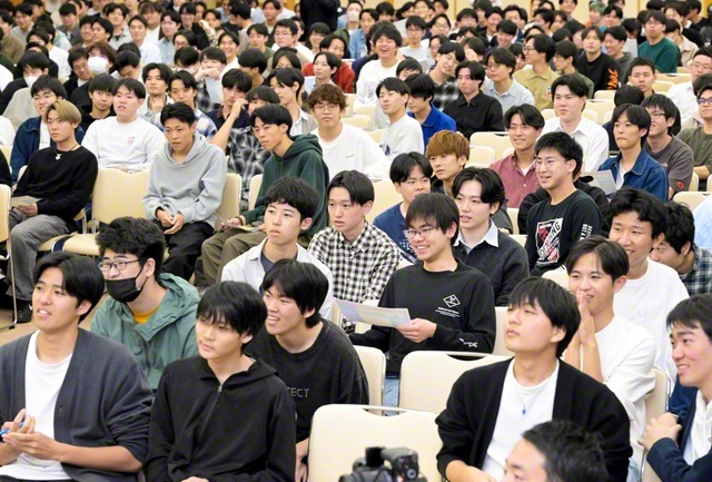 首都圏学生部の新入生歓迎の集い。世界広布を開く先駆の使命を確認し合った（金舞会館で）