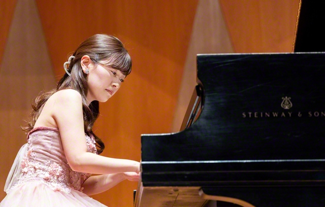「ピアニストとしては手が小さいので、両手を大きく使って演奏するんです」と美幸さん。腱鞘炎と何度も闘ってきた。不屈の旋律が、聴く人の胸を打つ