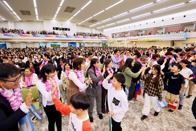少年少女部の「北海道きら星合唱団」の友が海外の同志とハイタッチ
