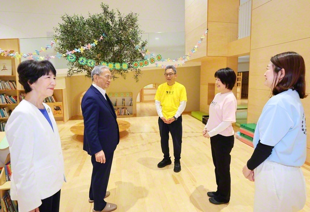 札幌創価幼稚園で教職員と懇談する原田会長と那須女性部長