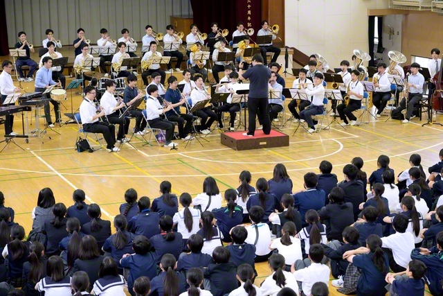 東京・足立区立第十四中学校で行われた創価グロリア吹奏楽団による講習会。初心者の生徒も多数参加した