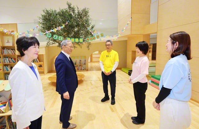 札幌創価幼稚園で教職員と懇談する原田会長と那須女性部長