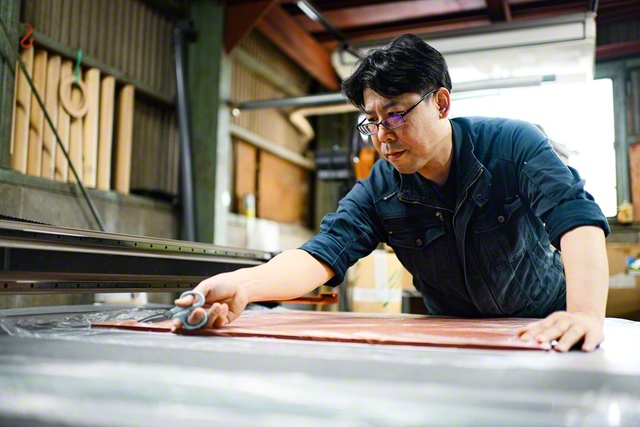 ゴムやスポンジ製品などの製造・加工を担う門内さん