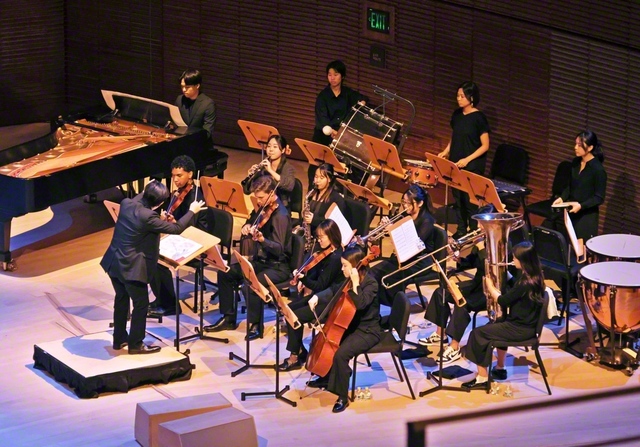 在学生の有志が、卒業生への感謝を込めて記念の演奏を披露した