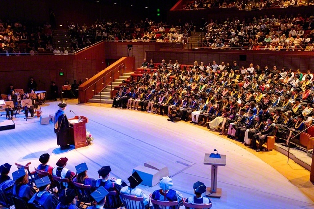 5月3日に開学25周年を迎えたアメリカ創価大学の第22回卒業式。卒業生は2000人を超え、その出身は約60カ国・地域にのぼる。人類に貢献する多彩なリーダーを陸続と輩出してきた（22日、同大学の創価芸術センターで）©Soka　University　of　America