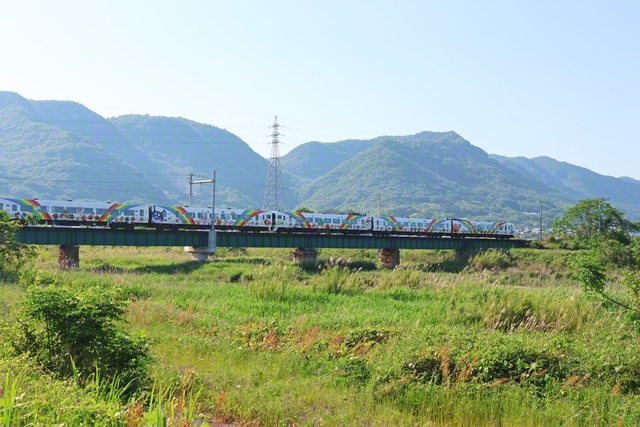財田川に架かる橋を予讃線の電車が渡る