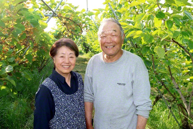 藤田正さん㊨が自身の畑で家族と共に