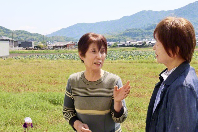 松岡恭子さん㊧。地域のボランティア団体で子ども食堂などに携わる