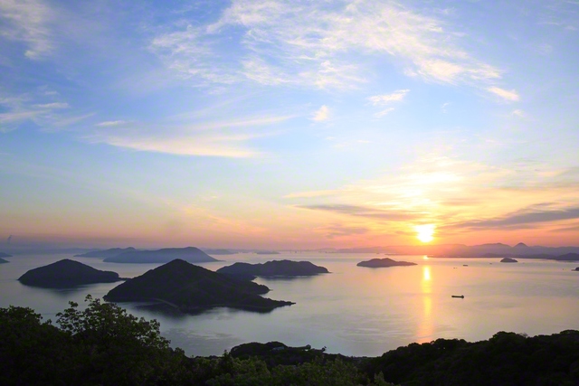 朝日に照らされる瀬戸内海（四国支局・池田栄一通信員撮影）
