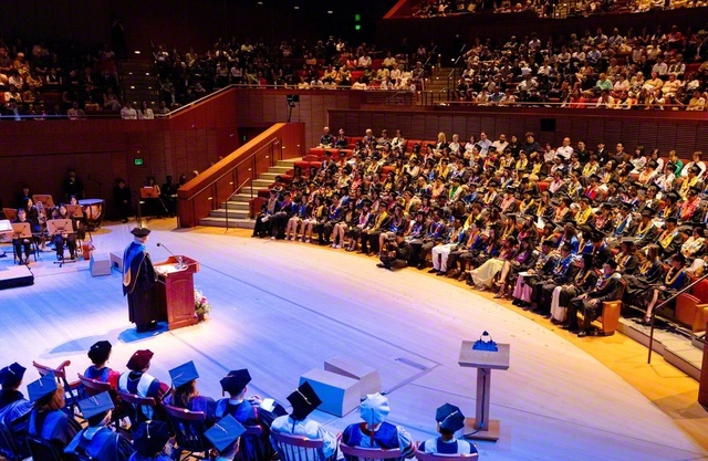 5月3日に開学25周年を迎えたアメリカ創価大学の第22回卒業式。卒業生は2000人を超え、その出身は約60カ国・地域にのぼる。人類に貢献する多彩なリーダーを陸続と輩出してきた（22日、同大学の創価芸術センターで）©Soka　University　of　America
