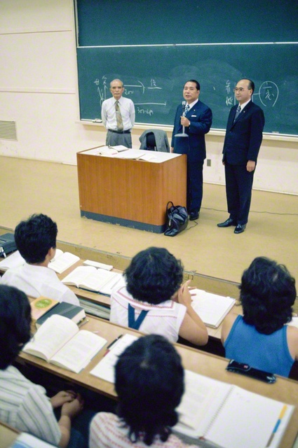 1976年8月18日、通信教育部の第1回夏期スクーリングの授業を参観し、通教生に励ましを送る池田先生（創価大学で）